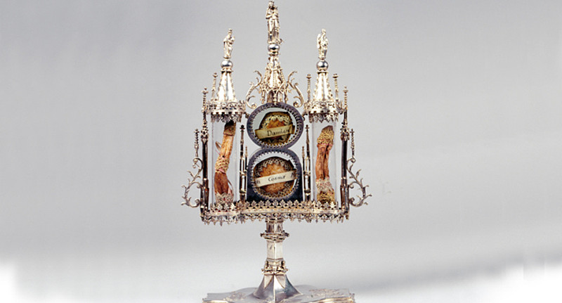 Datei:Reliquiar der Essener Stadtpatrone Kosmas und Damian.jpg