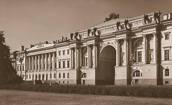 Datei:Das gEbäude des Staatlichen Senats und des Heiligsten Synods, St.Petersburg.jpg