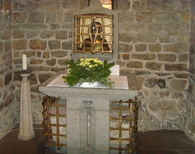 Datei:St.Lubentius-Sarkophag und Kopfreliqiuar.JPG