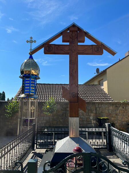 Datei:Kreuz im Garten der Kirche.jpg