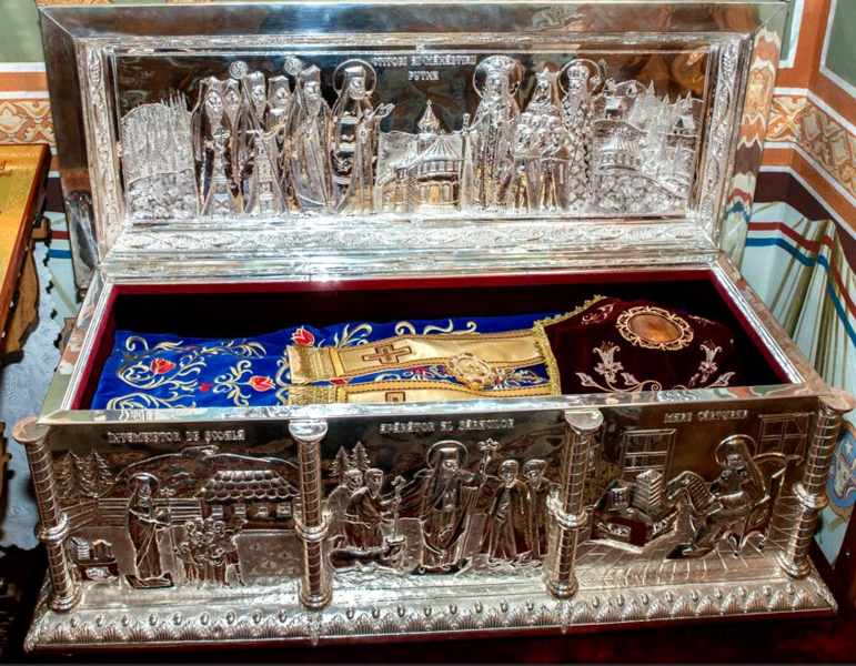 Datei:Moaștele Sfântului Iacob Putneanul.png